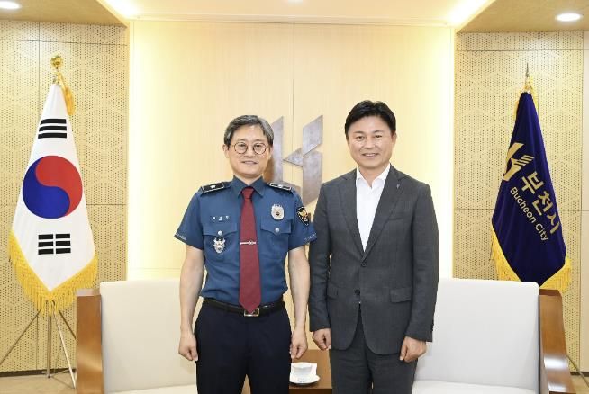 최보현 부천원미경찰서장(왼쪽)과 조용익 부천시장이 감사장 수여식 후 기념사진을 찍고 있다.