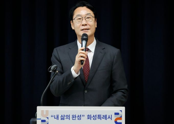 정명근 화성특례시장이 1일 민선8기 3주년 시정브리핑에서 발언하고 있다.