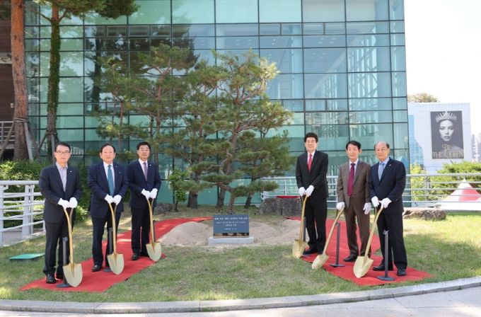 기념식에 앞서 시청 내 연오랑세오녀상 옆에 통합 30주년을 기념하는 해송을 식수하는 행사가 열렸다. (왼쪽부터 나주영 포항상공회의소 회장, 진병수 전 포항시의회 의장, 김일만 포항시의회 의장, 이강덕 포항시장, 박기환 전 포항시장, 박만천 시민상 수상자 회장)