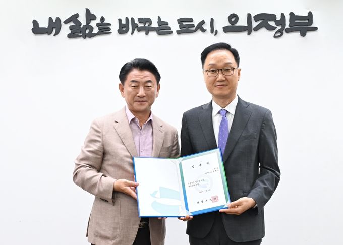 강현석 부시장(사진 오른쪽)이 7월 1일 김동근 시장으로부터 임용장을 받은 뒤 함께 기념사진을 찍고 있다.