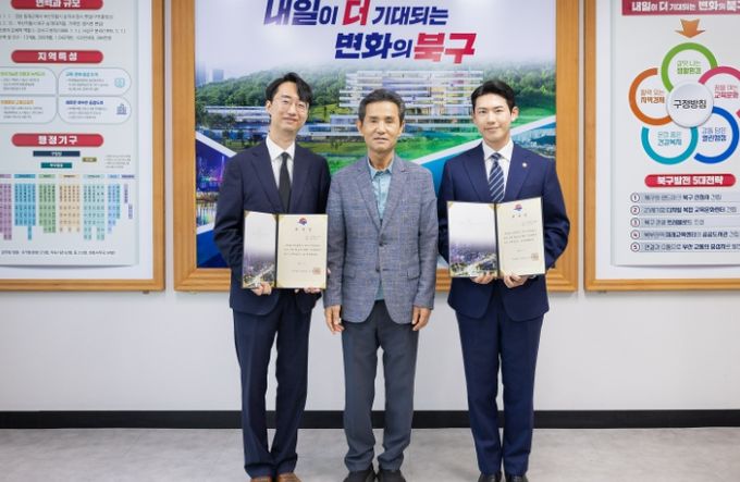 고문변호사 2명에 위촉장 수여