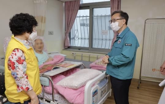 유성훈 금천구청장이 지난 5월 22일 금천구에 위치한 사랑채요양원을 방문해 현장시설을 점검하고 관계자와 요양기관 관련 종사자와 이야기를 나누고 있다