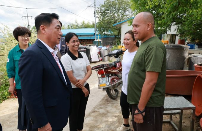 정영철 영동군수 계절근로자 격려 방문