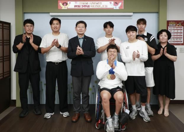 용인특례시는 1일 시장실에서 용인시 장애인수영팀 우승 메달 봉납식을 개최했다