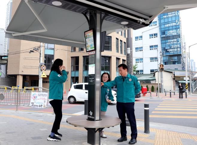 류규하 중구청장, 폭염 대비 스마트그늘막 현장 점검(청라언덕역 인근 스마트그늘막 점검중인 사진).