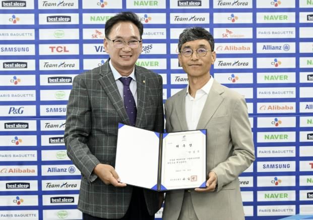 위촉장 수여 사진