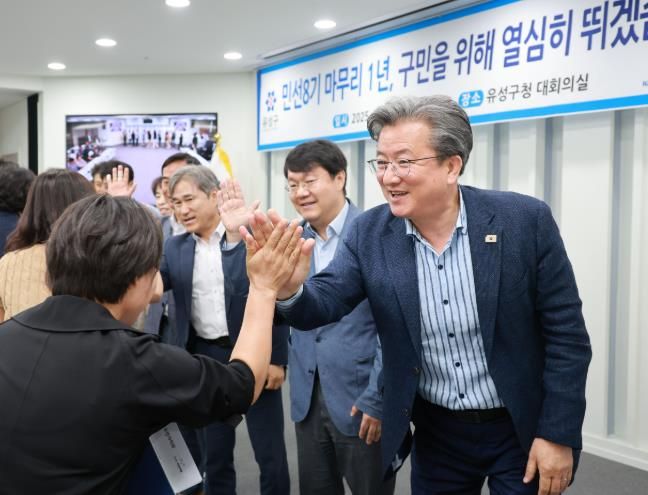 2일 확대간부회의를 마무리하며 정용래 유성구청장이 간부들과 하이파이브를 하고 있다.