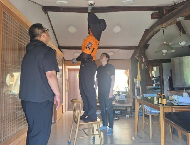 강진소방서 119생활안전순찰대, 강진읍 복지기동대와 취약계층 안전환경 개선 협업 실시