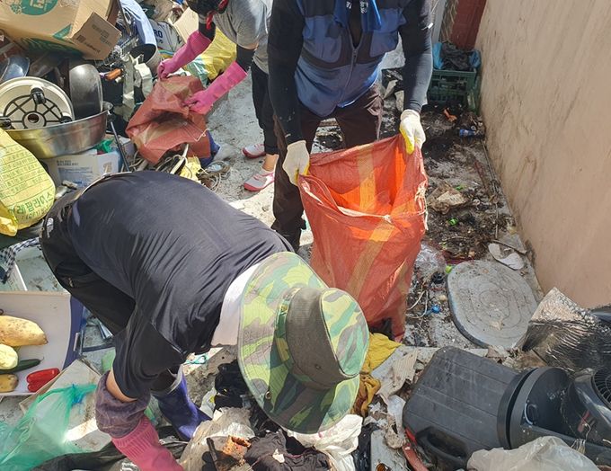 김해시, 저장강박 노인 가구 현장의 소리를 듣다.