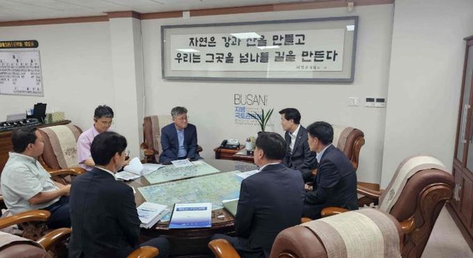 안병구 밀양시장이 2일 부산지방국토관리청을 방문해 전형필 청장에게 주요 도로 건설사업의 추진 필요성을 설명하고 있다.