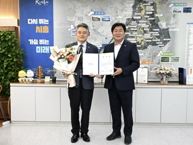 제6대 시민호민관으로 위촉된 박명기 시민호민관(사진 왼쪽)과 임병택 시장