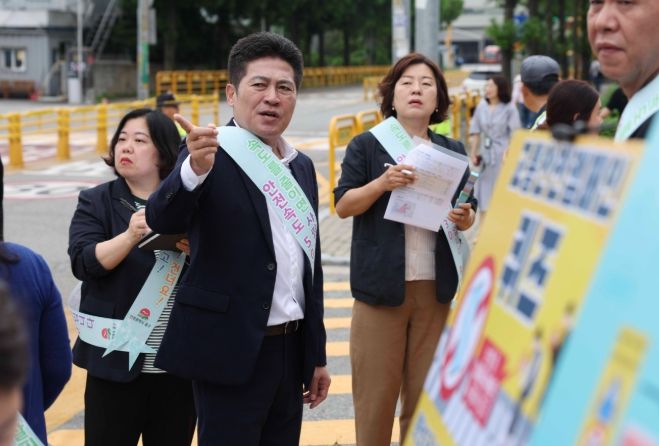 김정헌 구청장, 신선초 등굣길서 어린이 안전 현장 행보