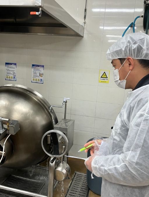 식품위생감시원이 사업장 위생 취약 요소를 진단하는 모습