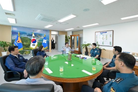 김광열 영덕군수가 영덕경찰서를 방문해 간담회를 갖고 있다.
