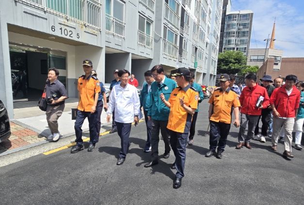 정종복 기장군수(좌측 두번째)와 박형준 부산시장(우측 두번째)이 사고현장에서 현장 상황을 보고 받고 있다