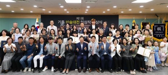 이상일 용인특례시장이 3일 기흥구청에서 열린 '제1회 기흥 미술대전 입상작 시상식'에 참석해 기흥구 주민자치연합회 회원들과 작가들에게 축하를 건넸다.