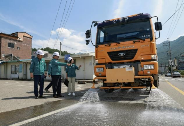 산청군, 뜨거운 도로 살수차로 식혀 ‘폭염 선제 대응’