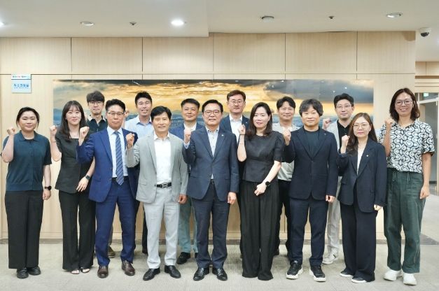 천안시는 지난 2일 제3기 공공건축가 위촉식을 개최 후 기념촬영을 하고 있다.