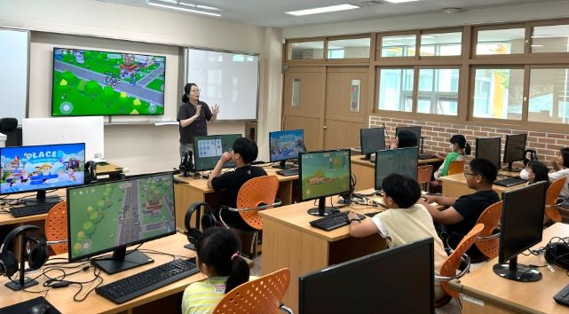 영덕군이 창수초등학교 학생들을 대상으로 메타버스 플랫폼 플레이스비를 활용한 도로명주소 교육을 진행하고 있다.