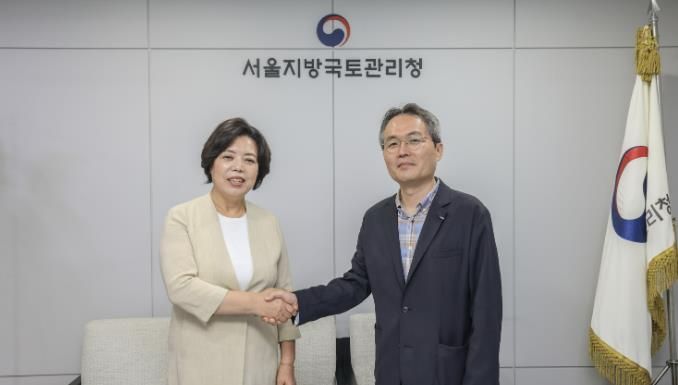 왼쪽 신계용 과천시장, 오른쪽 김영한 서울지방국토관리청장