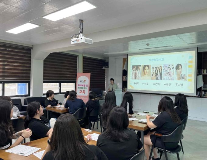 4일 밀성제일고에서 치매 인식개선 및 치매파트너 교육을 진행하고 있다.