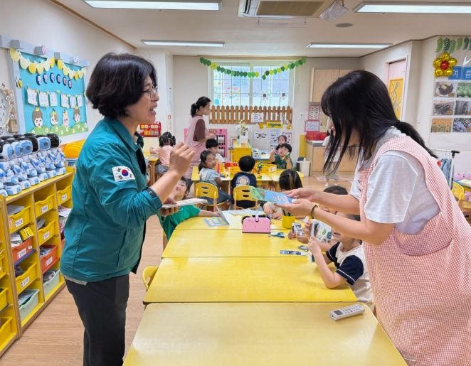 손순미 밀양시 여성가족과장이 4일 어린이집을 방문해 여름철 폭염을 대비해 현장점검을 실시하고 있다.