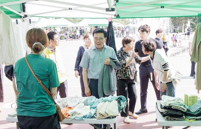 진교훈 서울 강서구청장(정면 가운데)이 방화근린공원에서 열린 ‘금토벼룩시장’을 찾아 주민과 대화하고 있다.