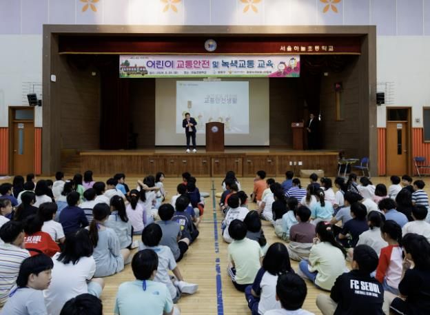 박강수 마포구청장이 아이들에게 안전한 보행과 올바른 교통 습관의 중요성을 강조하고 있다.