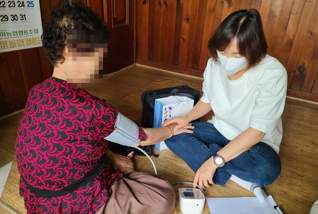 광산구 폭염 취약계층 방문 건강관리 및 시원꾸러미 전달 사진.