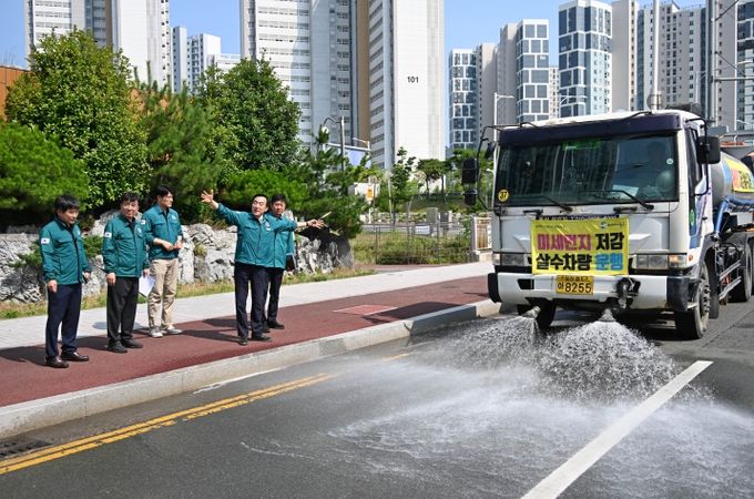 박천동 북구청장이 7일 송정동 일원에서 진행된 폭염 대응 살수차량 살수작업 현장을 찾아 관계부서로부터 차량 운영계획을 듣고 근무자들을 격려했다.