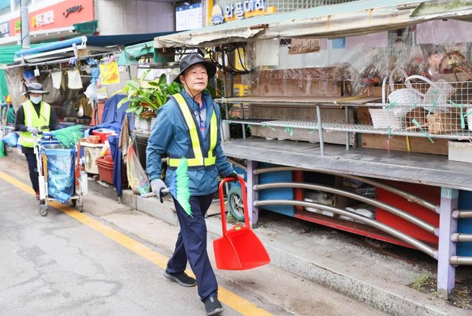 안산시의회가 박태순 의장이 7일 아침 단원구 선부동 동명아파트 삼거리 일원에서 환경미화원 업무 체험을 실시하고 미화원들의 애로사항을 청취했다.