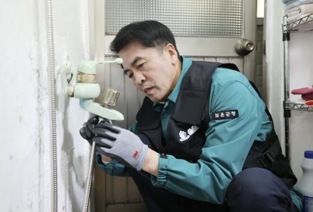 최재형 군수가 수리반으로 나선 모습