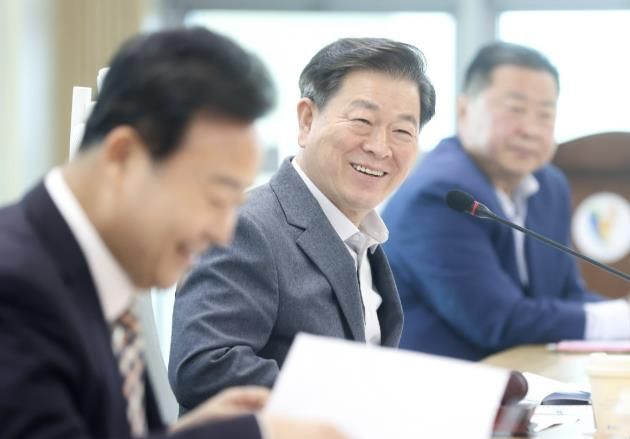 박승원 광명시장이 지난 4월 5일 오전 일직동 무역센터에서 열린 자치분권 지방정부협의회 정기총회 회의를 주재하고 있다.