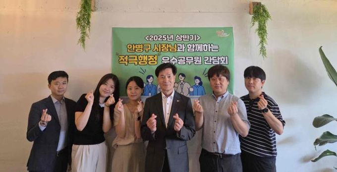 8일 안병구 밀양시장이 2025년 상반기 적극행정 우수공무원과 함께한 오찬 간담회 단체 사진(왼쪽부터 인구정책담당관 박지훈 주무관, 공보감사담당관 손시은 주무관, 보건위생과 남가영 주무관, 안병구 시장, 미래교육과 손재관 주무관, 문화예술과 고봉휘 주무관)