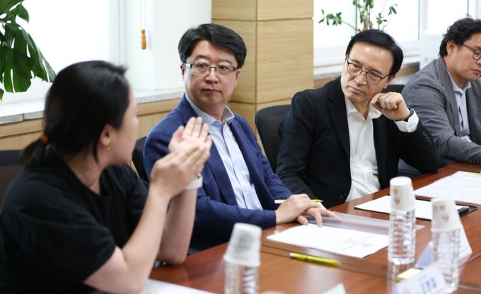 임태희 경기도교육감이 7월8일 구(청솔중학교 원장실)에서 열린 지역주민을 위한 '경기도교육청국제교육원' 공간 구성에 대한 지역주민과 간담회를 하고 있다.