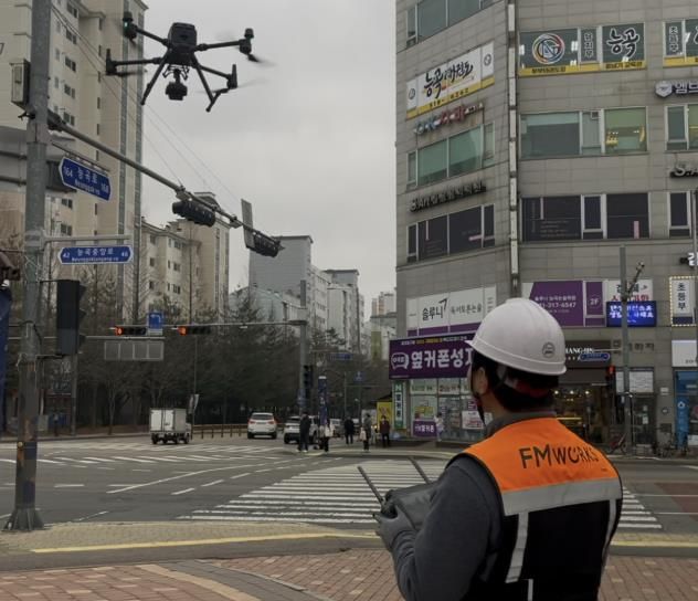 시흥시가 세계 최초로 드론과 인공지능(AI)을 결합한 옥외광고물 안전 점검 실증을 진행하고 있다