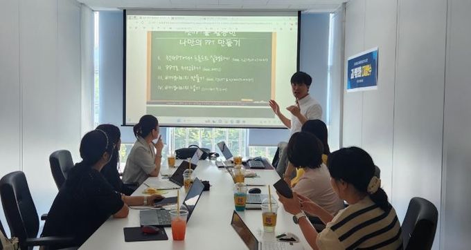 밀양시청 반디어린이집과 아가페어린이집 ‘DG GoGo런’참여 교사들이 경남테크노파크 나노융합센터에서 ‘디지털 사고력 함양’ 특강을 듣고 있다.