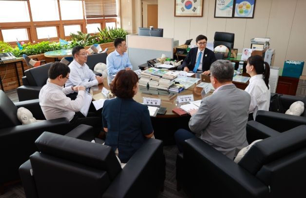 중국 운남성의 농업 특성화 대학인 운남농업대학교 대표단이 보성군을 방문했다_차 산업 인재 양성과 보성 차 수출 확대 방안에 대해 이야기 하고 있다