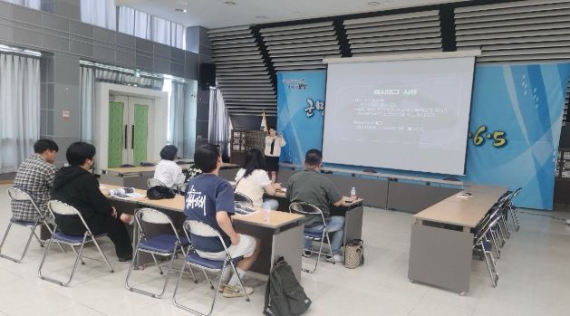 보성군이 지역 청년들의 창의적인 창업 아이디어 실현과 안정적인 지역 정착을 돕기 위해 ‘2025년 청년 창업 프로젝트’를 본격 추진한다._청년창업 프로젝트 교육 사진(1)