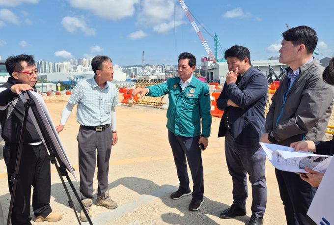 홍유준 문화복지환경위원장 동구 고늘지구 자율운항선박 성능실증센터 진입도로 개설사업 현장 방문