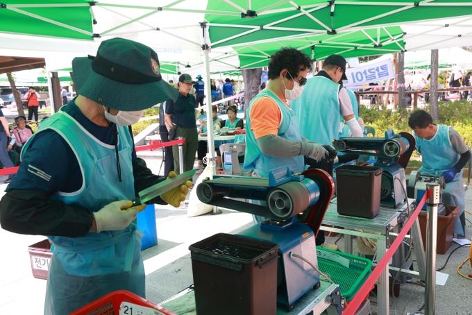 동구는 9일 대송동 댄밖공원에서 OK생활민원 현장서비스의 날을 개최하고 화분분갈이, 칼갈이 등 주민 편익 서비스와 김종훈 동구청장의 구민 고충상담 등을 가졌다.