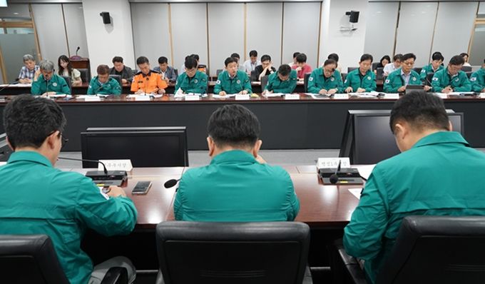 9일 오전 10시30분 서울시청 기획상황실(6층)에서 서울시 3부시장(행정1·2,정무), 재난안전실장, 소방재난본부장, 복지실장, 교통실장 등 시민 안전과 밀접한 12개 실국장이 참석한 가운데 「긴급 폭염대책 상황 점검 회의」가 개최되고 있다.