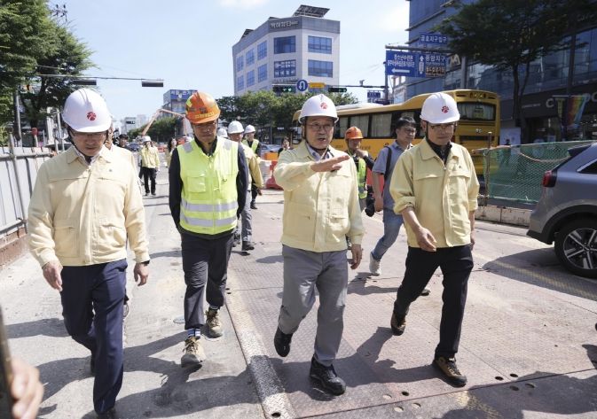 강기정 광주광역시장이 9일 오후 서구 금호지구입구 사거리 도시철도2호선 1단계 건설 현장을 방문해 공사 진행 상황과 현장 근로자들을 위한 특별 안전점검을 하고 있다./광주광역시 제공