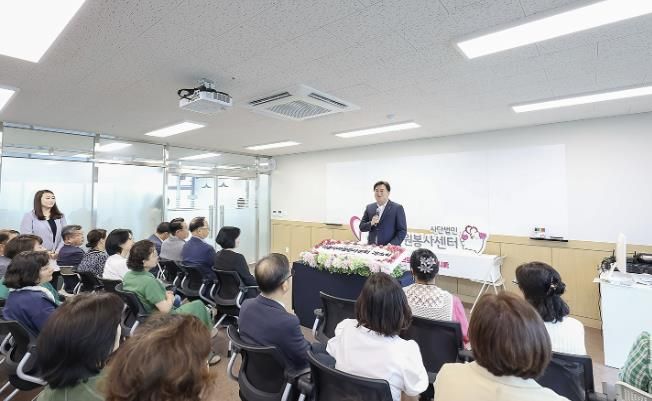 임병택 시장이 시흥시자원봉사센터 개소식 자리에서 축하인사를 하고 있다