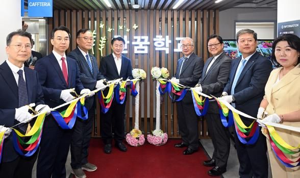 김동근 시장이 7월 9일 한꿈학교 이전 개소식에서 참석자들과 테이프 커팅을 하고 있다.