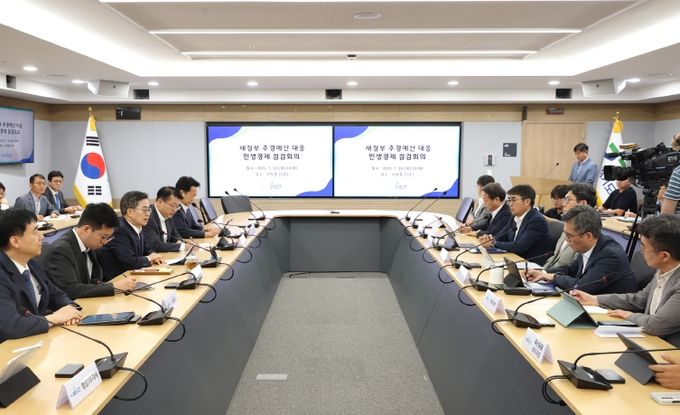 10일 오전 김동연 경기도지사가 경기도청 서희홀에서 행정1.2부지사와 소관 실.국장이 참석한 가운데 정부 추경 관련 도 추진상황 점검 회의를 하고있다.