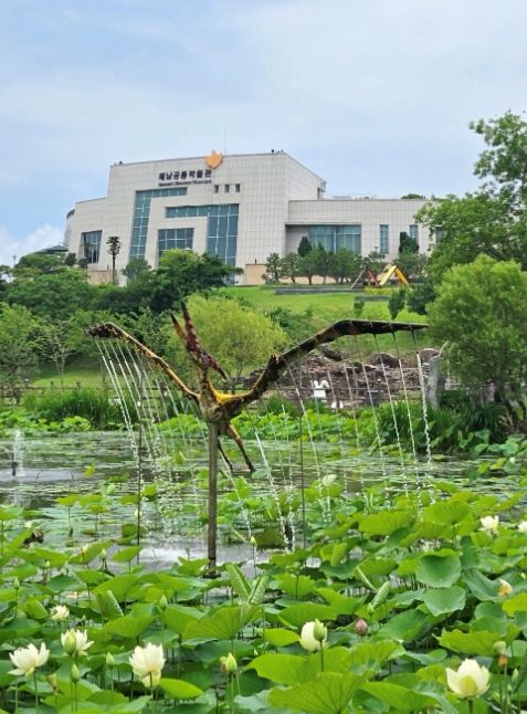해남공룡박물관의 여름, 연꽃사이 펼쳐진 신비로운 공룡세계
