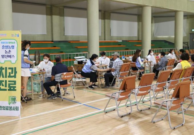 ‘병원이 찾아갑니다’ 고흥군, 농촌왕진버스 의료서비스 성황