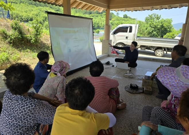 농업기술센터 농업기계팀 직원들이 주민들의 농기계 수리 및 주민들 대상으로 안전교육을 실시하고 있다.
