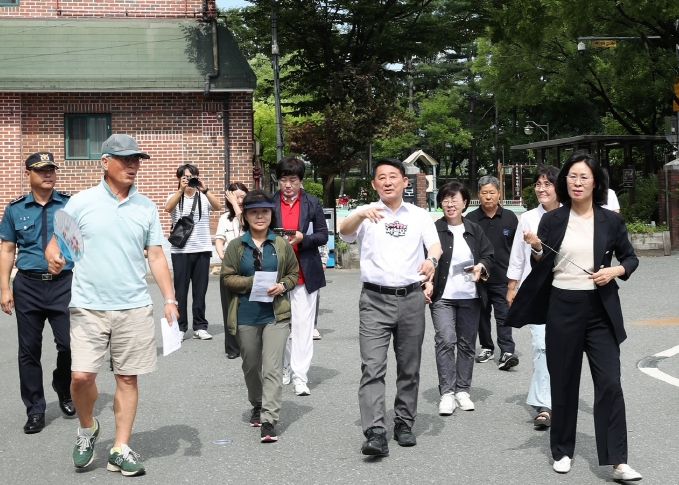 10일 만년동 천년만년 행복마을 조성지 방문 장면